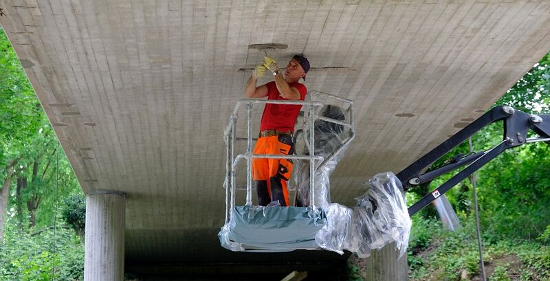 Datei:Brücke Talaue Sanierung Unterseite.jpg
