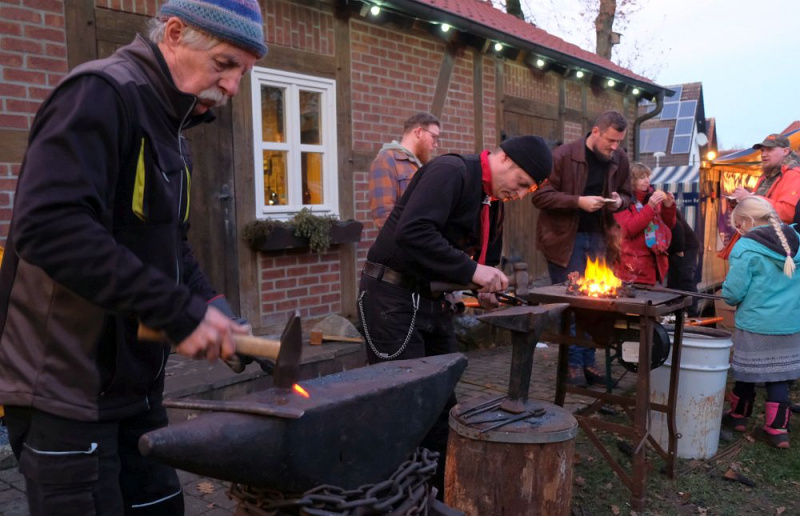 Datei:Adventszauber 24 Schmiedegruppe.jpg