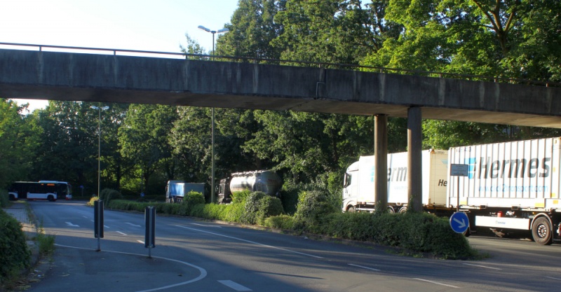 Datei:Barkenberger Allee LKWs.jpg