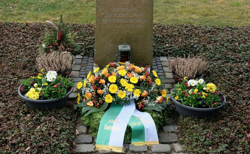 Datei:Gedenken 2025 Stele Friedhof.jpg