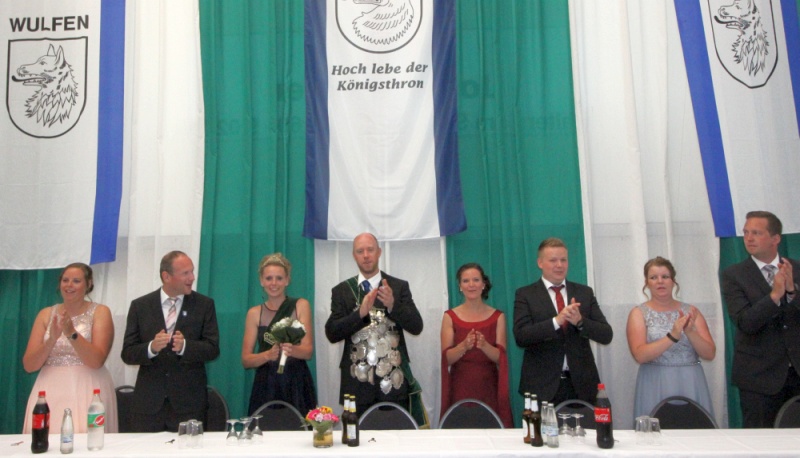 Datei:Schützenfest 19 Thron.jpg