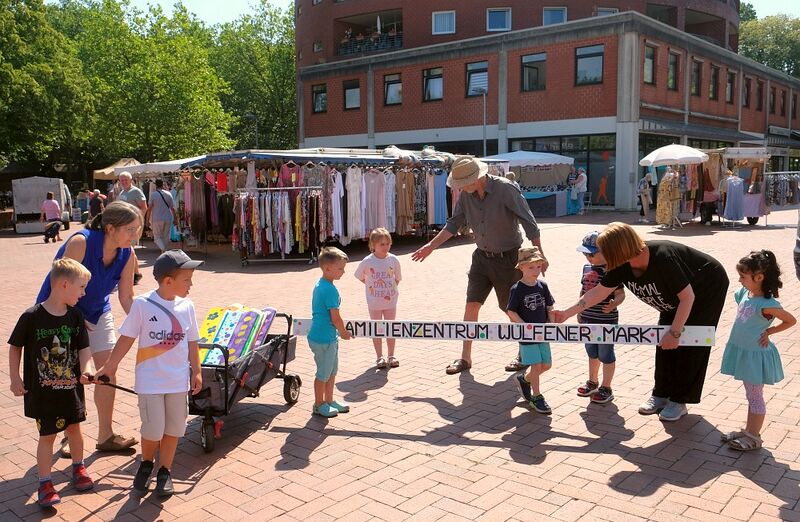 Datei:Bauzaun Aktion Kita Wulfener Markt.jpg