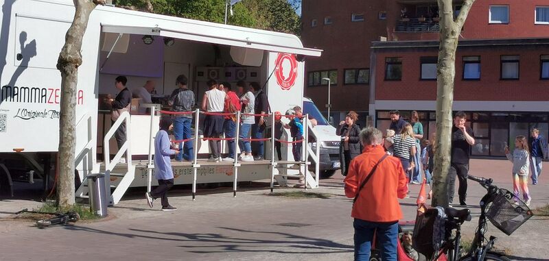 Datei:Eiswagen auf dem Marktplatz.jpg