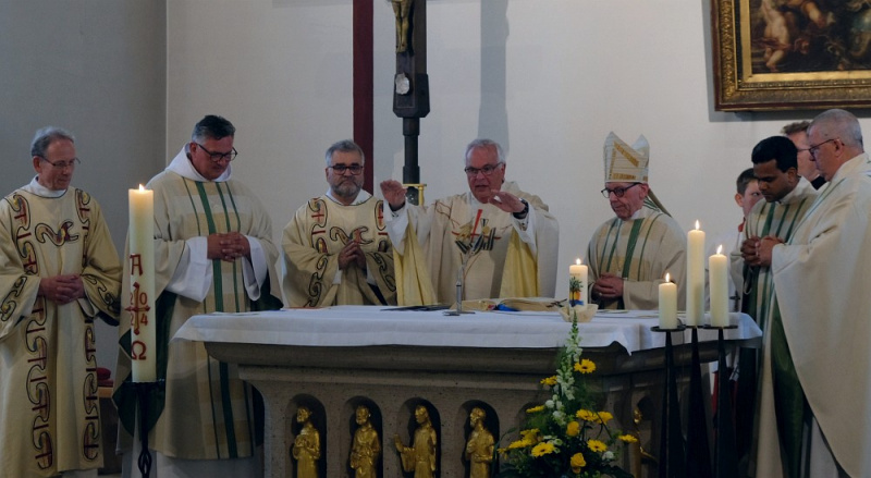 Datei:Pfarrer Peters Jubiläum mit Konzelebranten.jpg