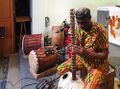 Hier wird die afrikanische Harfe "Kora" gestimmt