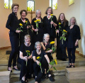 Abschlussfoto mit Sonnenblumen