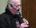 Claus von Weiß spielt viele Arten von Whistles