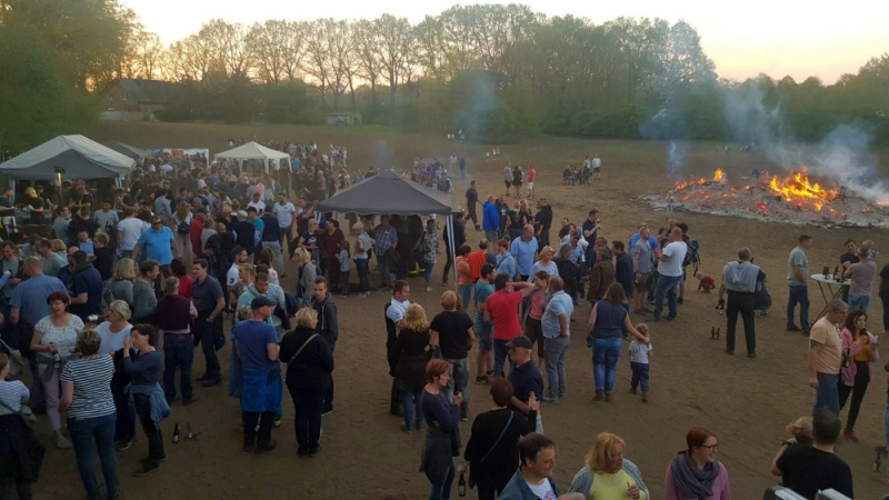 Datei:OsterfeuerDoWulfenFeuerwehrNachbericht21 04 2019 H.jpg