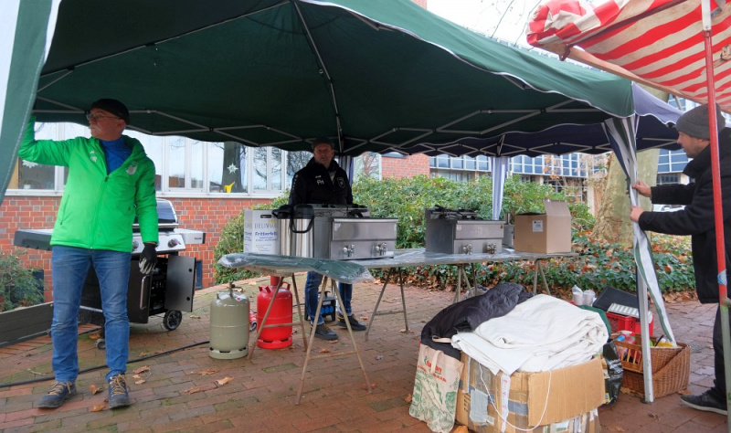 Datei:WM 23 Aufbau Pommesstand.jpg