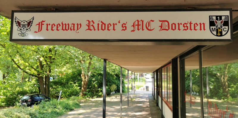 Datei:Schild Freeeway Riders.jpg