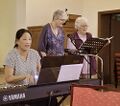 Jin Sue, Sabine Bornemann und Inge Wilmes animierten die Gäste zum Mitsingen