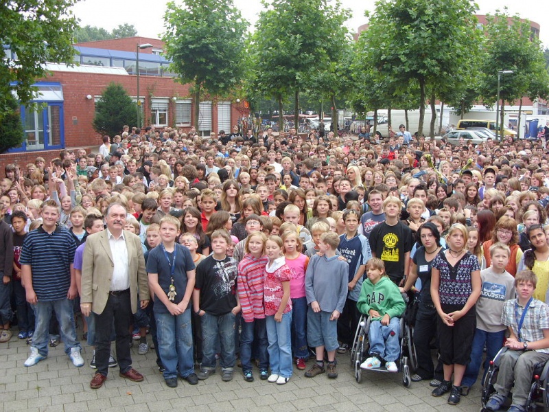 Datei:1200 Gesamtschüler.jpg