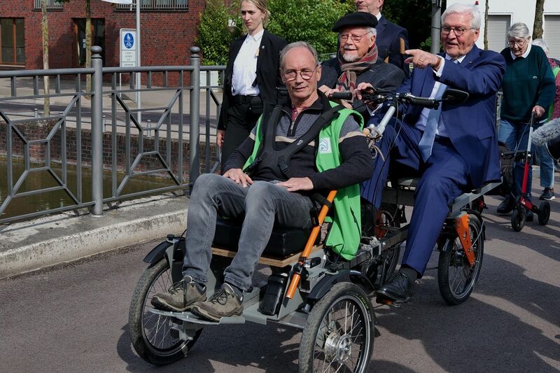 Datei:WOLF Bundespräsident auf Barki.jpg