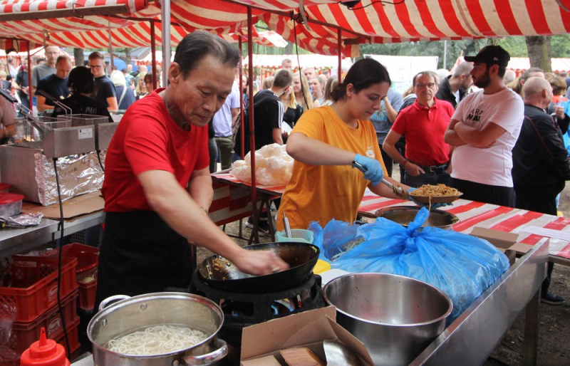Datei:Sommernacht Hongkong Nudeln.jpg