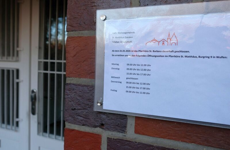 Datei:Pfarrbüro St.Barbara dauerhaft geschlossen.jpg