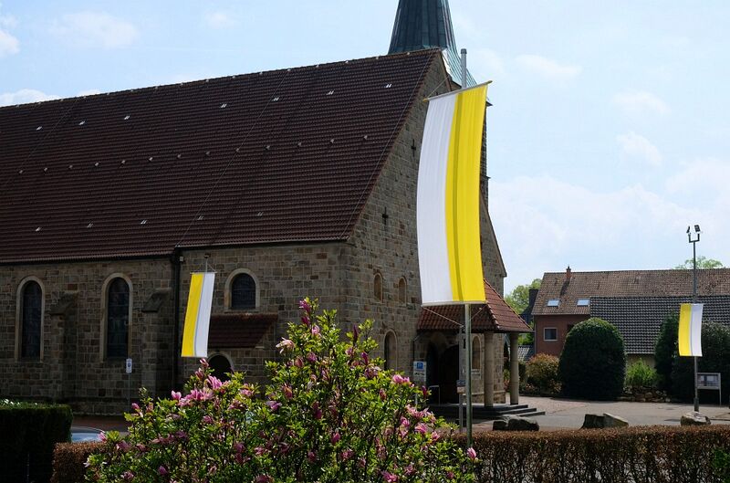 Datei:Beflaggung nach Tod Papst Franziskus.jpg