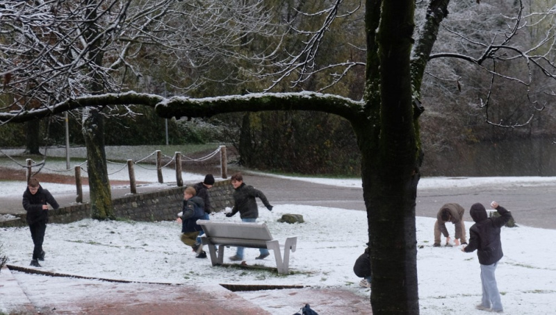 Datei:Schneeballschlacht am See.jpg