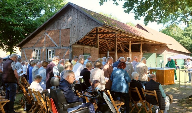 Datei:Gottesdienst Hof Schürmann 25.jpg