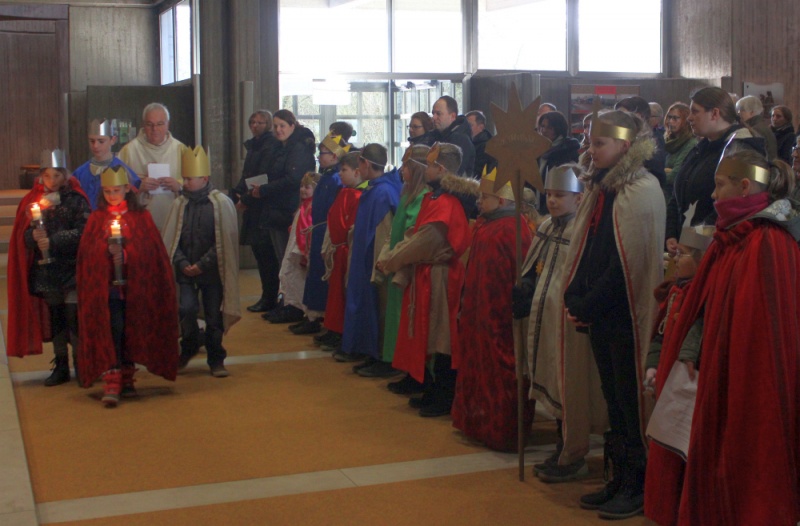 Datei:Sternsinger 17 Messe Einzug.jpg