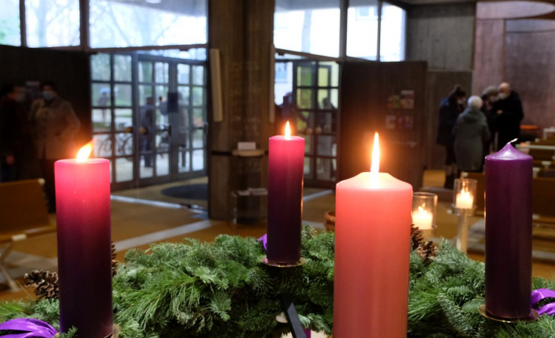 Datei:Adventskranz Gaudete.jpg