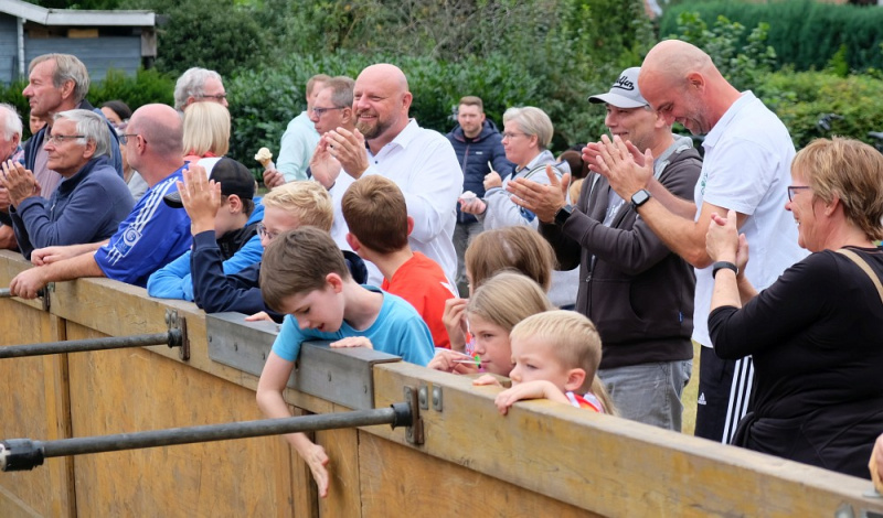 Datei:Flachsmarkt 24 Menschenkicker Beifall.jpg