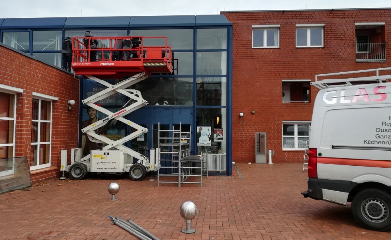 Datei:GemeinschaftshausWulfenRenovierungGlas10 01 2019 C.jpg