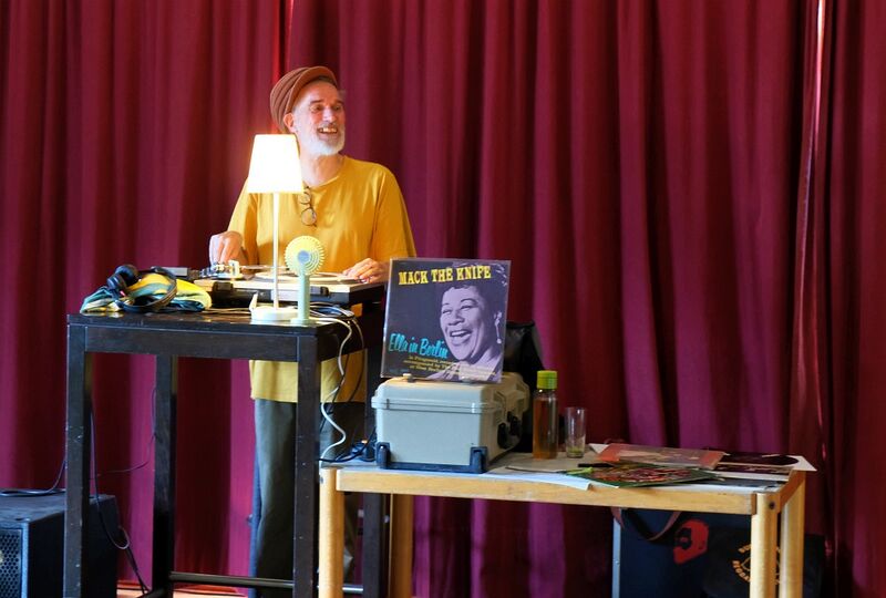 Datei:Vinyl Flash Aug 26 Grischa.jpg