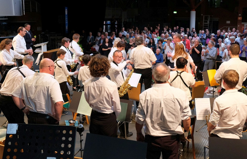 Datei:Blasmusik Gäste aus Dormans.jpg