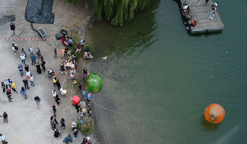 Datei:Sommernacht Aquazorbing von oben.jpg