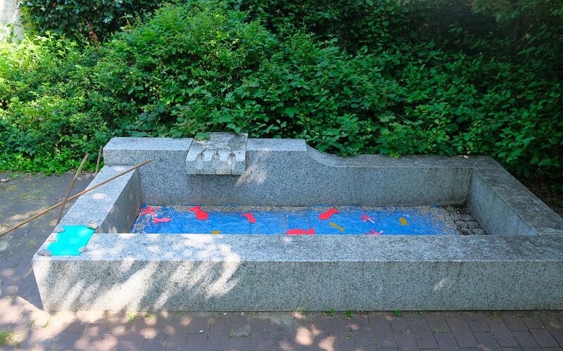 Datei:Brunnen Angelspiel BKK.jpg
