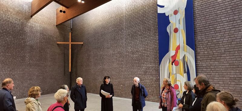 Datei:BaZ Kirchsaal mit Kreuz.jpg