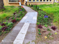 blumiger Lehrereingang Ostflügel (früher Eingang Mütterberatung) Foto 10.05.2021 Kna