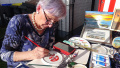 Ursula Bernhardt malte an ihrem Stand