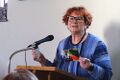 Susanne Ruhrländer verteilte auch Farbkarten für Ostergrüße