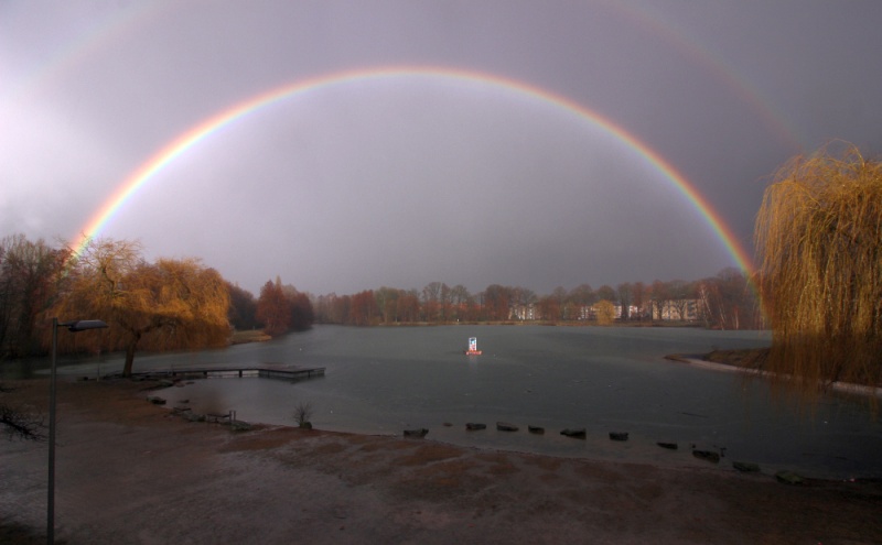 Datei:Regenbogen überm See.jpg