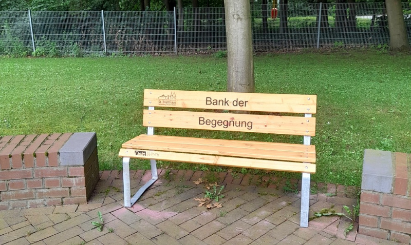 Datei:Bank der Begegnung.jpg