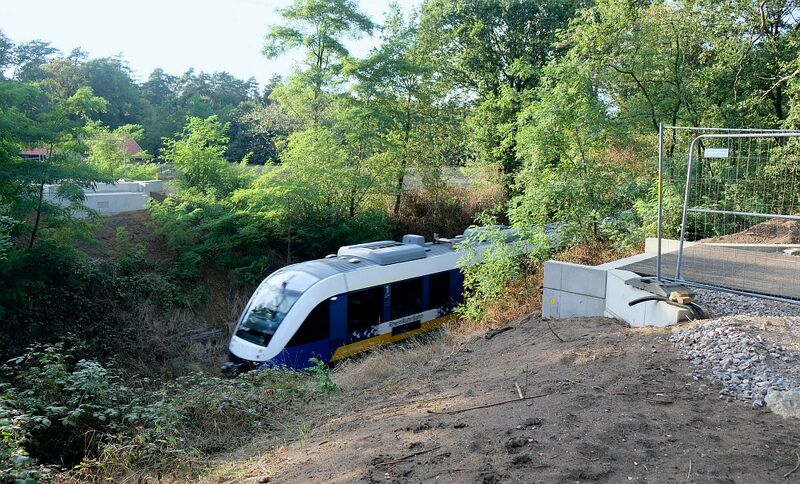 Datei:Brücke Kippheide mit Zug.jpg
