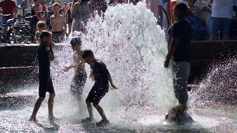 Datei:WOLF Wasserfontäne.jpg
