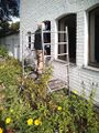 Jochen Beckmann streicht die Giebelfenster ...