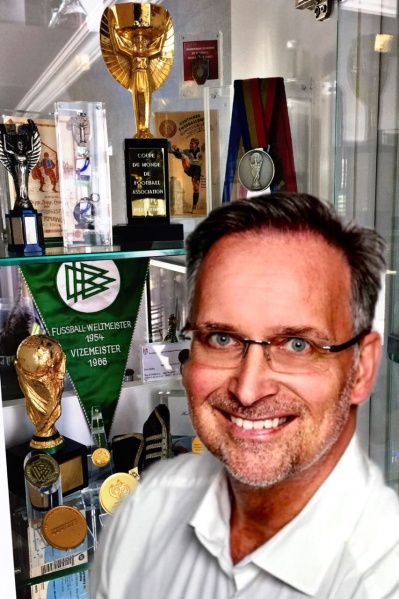 Datei:Oliver Moritz Fußballsammler.jpg