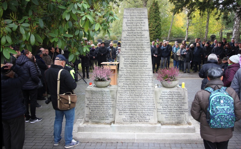 Datei:Gedenkstein jüdischer Friedhof RE groß.jpg
