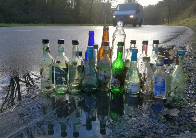 Datei:Glasflaschen Maiberger Allee.jpg