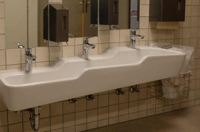 Datei:Kita Marktallee Waschbecken.jpg