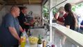 An der Grillbude wurden Getränke, Pommes und Currywurst angeboten