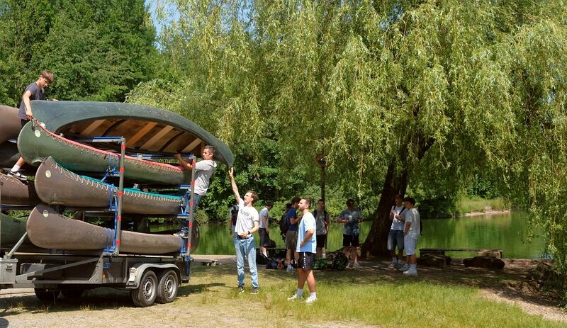 Datei:Kanu AG Boote aufladen.jpg