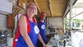 Jutta Schuster und Klaus Waschulewski in der Grillbude