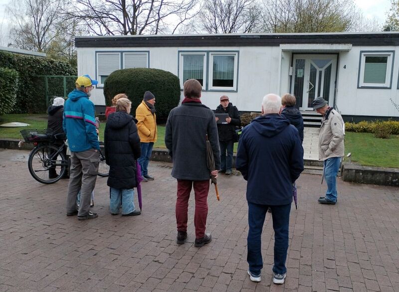 Datei:MARZAHN Führung Fertighausausstellung.jpg