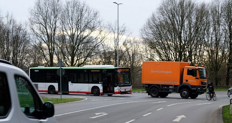 Datei:Bus mit Servicewagen.jpg