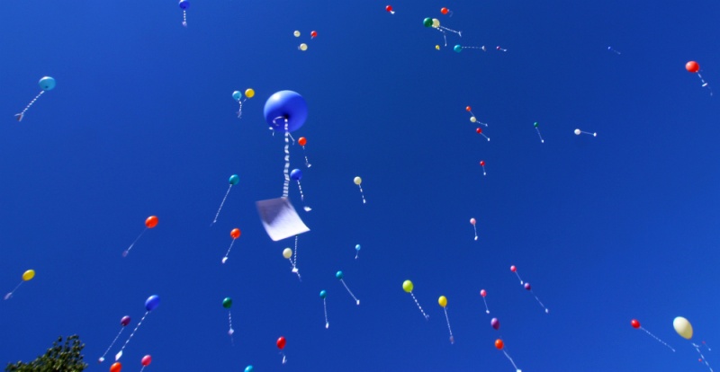 Datei:Schlossgottesdienst 18 Ballonhimmel.jpg