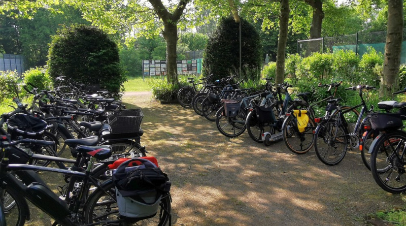 Datei:Tennisfreunde Fahrräder.jpg